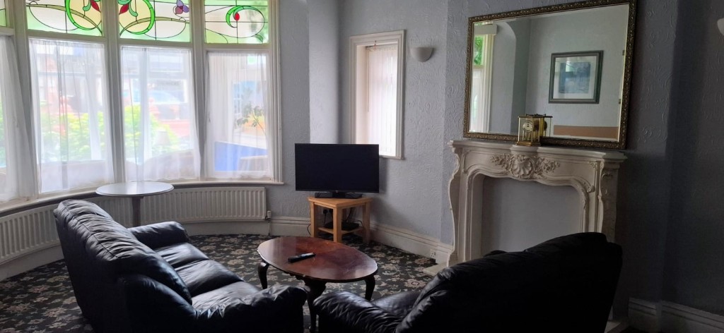 Lot: 32 - FORMER GUEST HOUSE WITH POTENTIAL - Living room